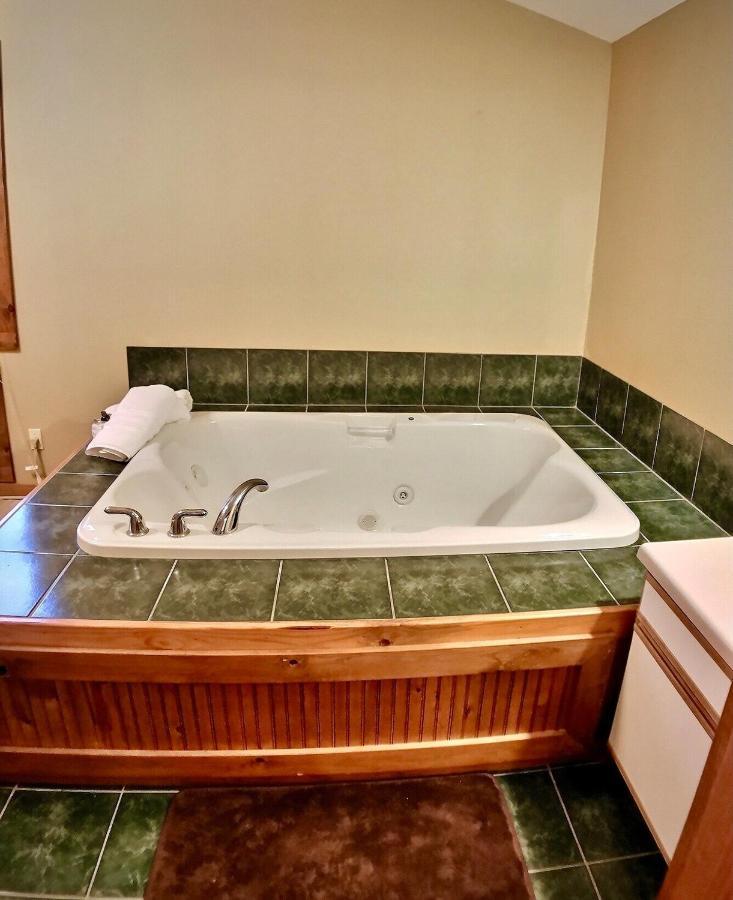 Cedar Creek Cabins #1 - Giant Spa Tub, Large Wooded Porch, Full Kitchen, 1 Bedroom Eureka Springs Zewnętrze zdjęcie
